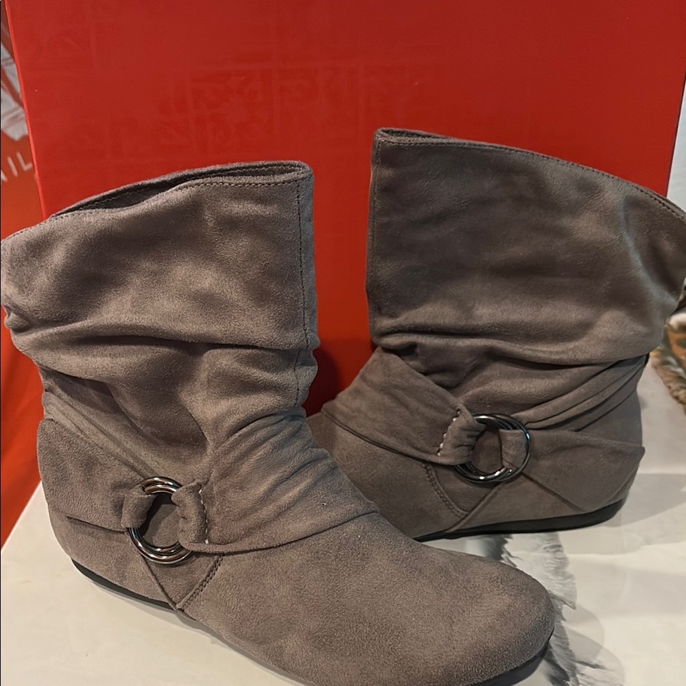 R2 Women's Ankle Boots in Taupe